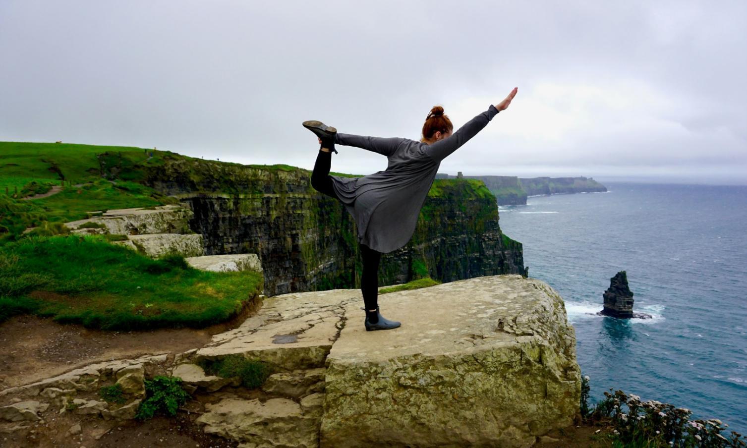 Instructora de yoga guiando sesión de mindfulness en Jyvotech Ecatepec